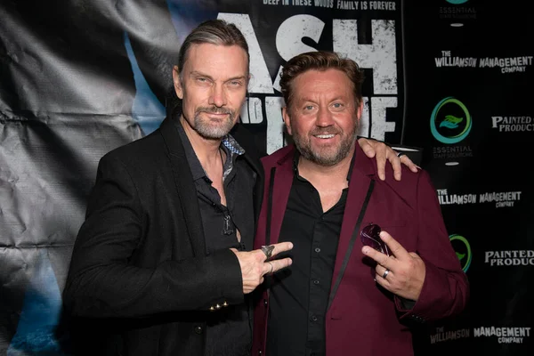 Yan Birch, Harley Wallen 28 Eylül 2022 'de Laemmle Town Center 5, Encino, CA' da 