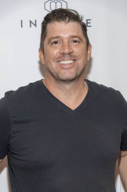 Tom Zenner - Etkilenen Alessi Enstitüsü 'nün 4 Ekim 2022' de Beverly Hills, CA 'daki Yeni Konum Etkilenenlerin katıldığı Büyük Açılışa katıldı.