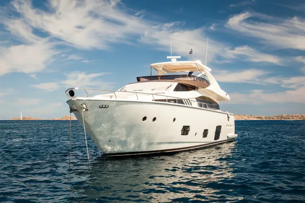 Yacht bianco costoso ancorato — Foto Stock