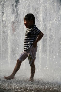 Çocuklar eğleniyor kare çeşme