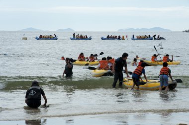 plaj booty kampı daecheon insanlara