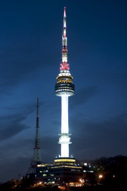 namsan kule çok güzel gece görünümü