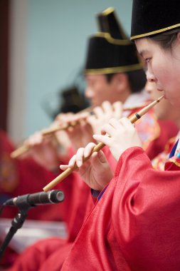 insanlar geleneksel aletleri üzerinde oynamak