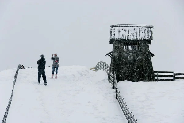 Turistler güzel kış manzara üzerine koyun ahır — Stok fotoğraf