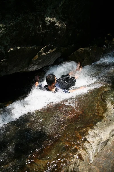 Les gens nagent aux chutes de Surak — Photo