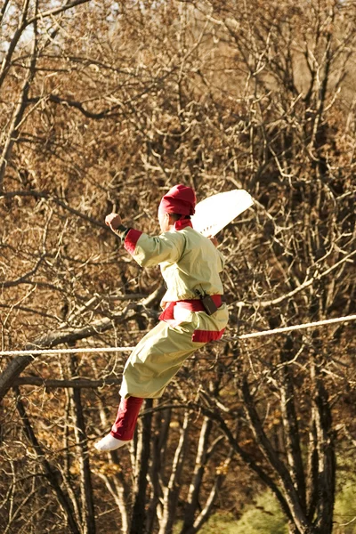 Man walking on a tightrope — Stock Photo, Image