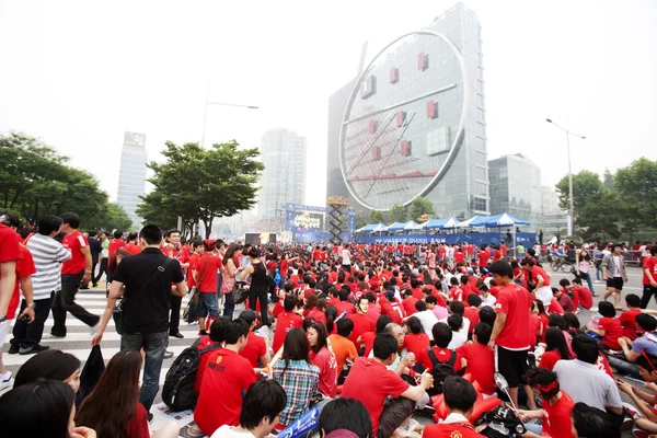 韓国ワールド カップ通り歓声を上げる群衆 — ストック写真