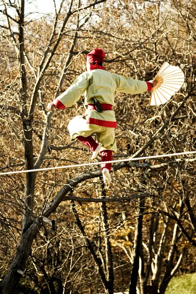 Hombre caminando sobre una cuerda floja —  Fotos de Stock