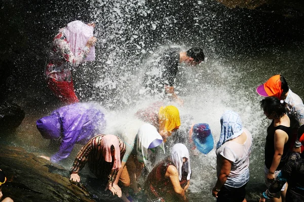 As pessoas nadam em Surak Falls — Fotografia de Stock