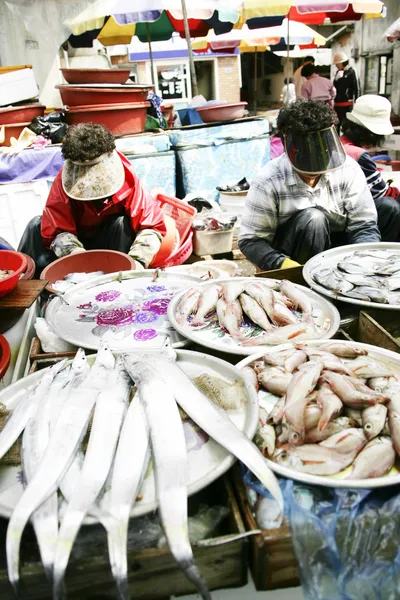 People at th traditional market — Stock Photo, Image