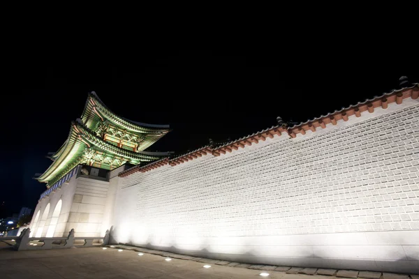 Natt syn på gyeongbokgung palace i Sydkorea — Stockfoto