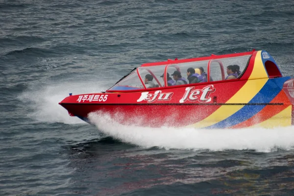 Швидкість човни з туристами — стокове фото