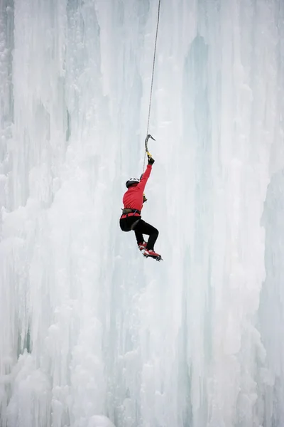 Escalada en hielo — Foto de Stock