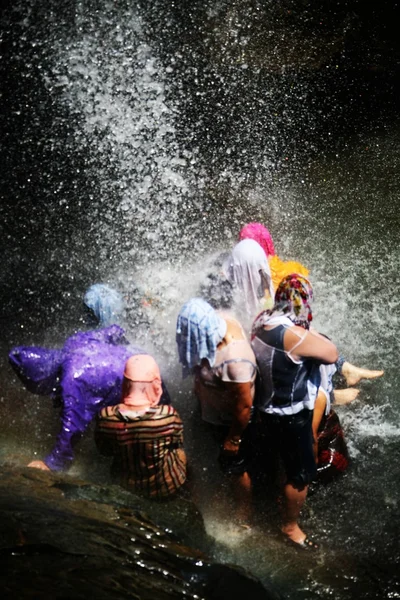 La gente nada en Surak Falls — Foto de Stock