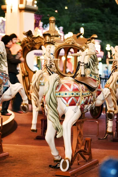 Carrousel in pretpark — Stockfoto