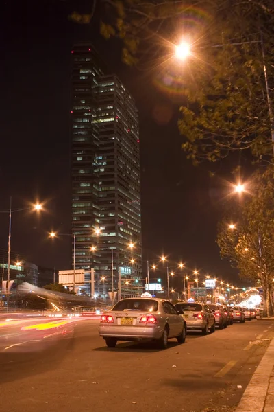 Bela vista noturna de edifícios e tráfego — Fotografia de Stock