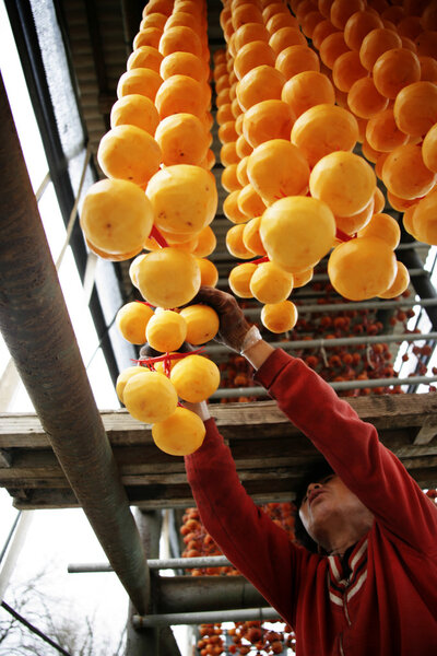 Сушеная хурма на деревенском рынке
