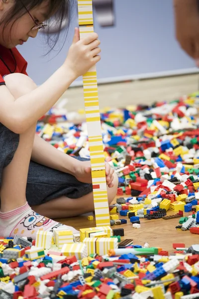 Kinder spielen Spielzeug — Stockfoto