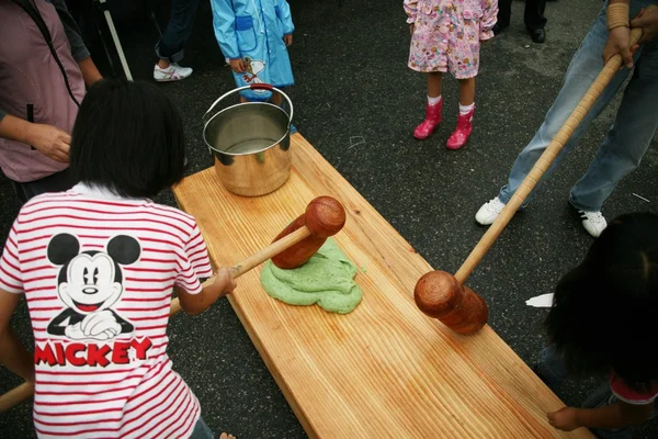 Enfants engagés dans un travail créatif au Festival de poterie — Photo