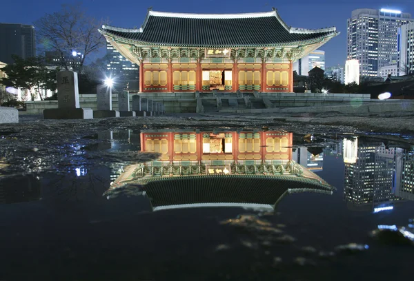 Vista nocturna del antiguo palacio Deoksugung —  Fotos de Stock