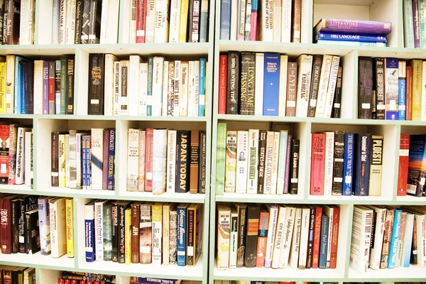 Wiele książek i czasopism w księgarni — Zdjęcie stockowe