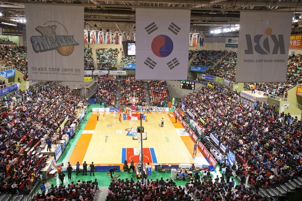 Arena de baloncesto deportivo durante el juego —  Fotos de Stock