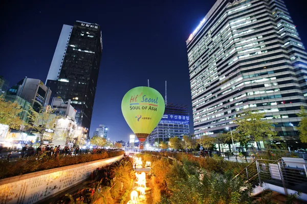 Une belle vue de nuit de Cheonggyecheon Séoul — Photo