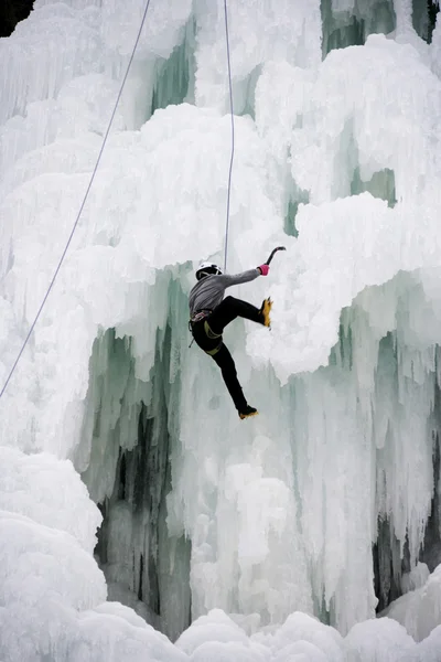 Ice climbing — Stock Photo, Image