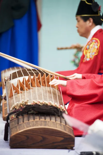 People play on traditional instruments — Stock Photo, Image