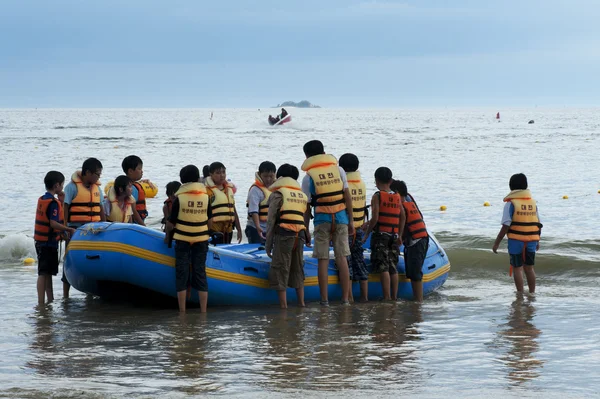 Mensen op beach buit camp daecheon — Stockfoto