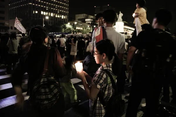Menigten rally in Zuid-korea demonstratie in seoul plaza — Stockfoto