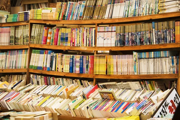 Veel boeken en tijdschriften in de boekhandel — Stockfoto