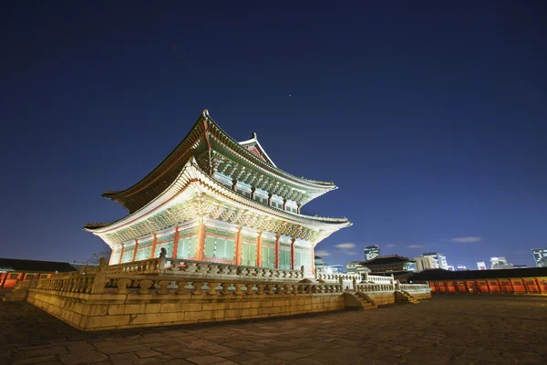 Nachtansicht des gyeongbokgung-Palastes in Südkorea — Stockfoto
