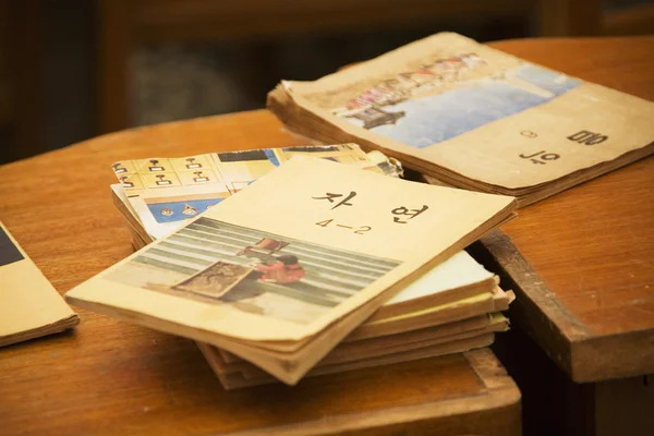 Veel boeken en tijdschriften in de boekhandel — Stockfoto