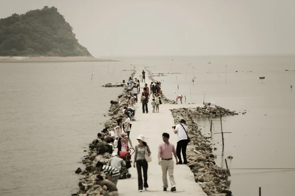 Mensen in jeongok harbor — Stockfoto