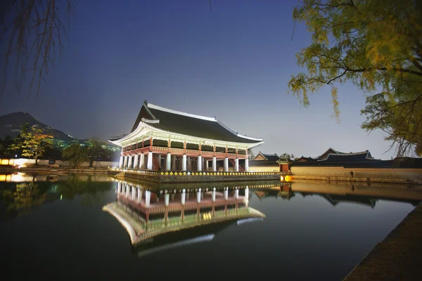 Vista notturna del Palazzo Gyeongbokgung in Corea del Sud — Foto Stock