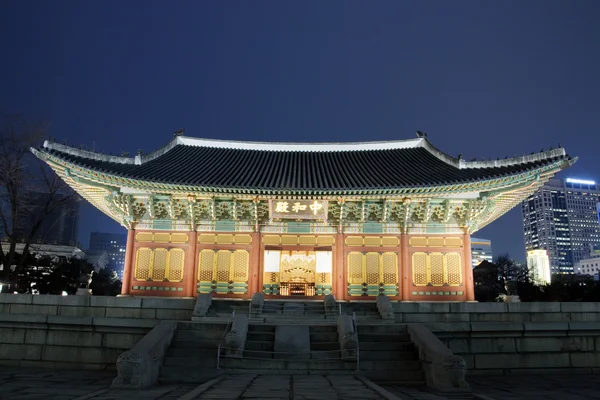 Vista notturna del vecchio palazzo Deoksugung — Foto Stock