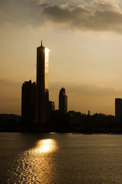 在横跨汉江从首尔汝矣岛的摩天大楼 — 图库照片