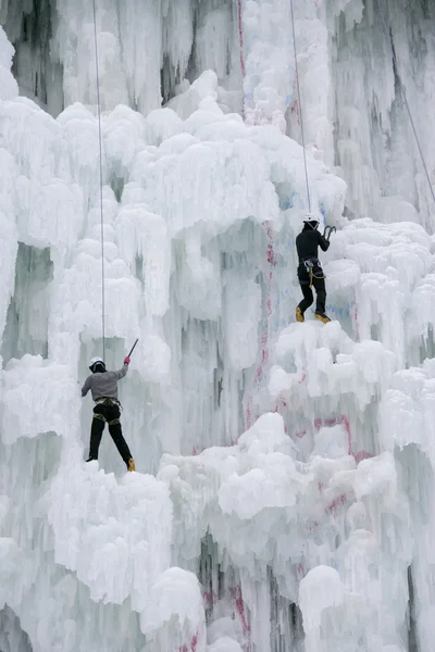 Ice climbing — Stock Photo, Image