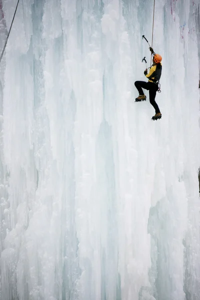 Ice climbing — Stock Photo, Image