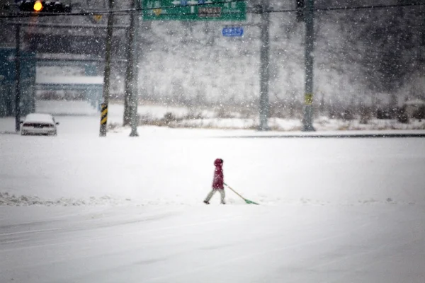 La gente limpia el camino de la nieve —  Fotos de Stock