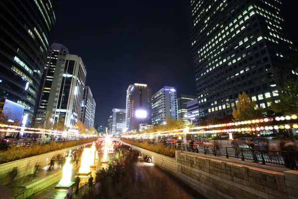 Uma bela vista noturna de Cheonggyecheon Seul — Fotografia de Stock