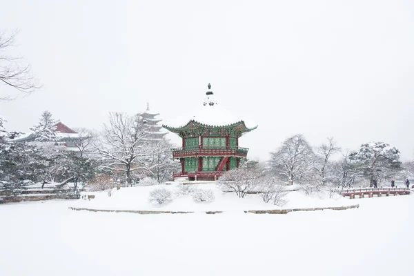 Gyeongbokgung Paleis in de winter — Stockfoto