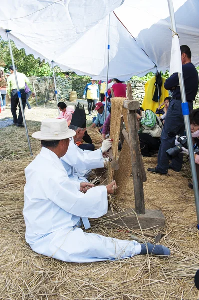 Gente en el pueblo de Oeam Jipteul — Foto de Stock