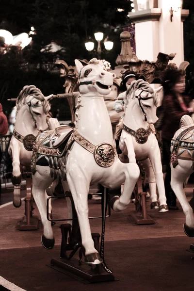 Carrousel in pretpark — Stockfoto