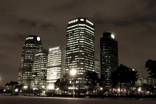 Belle vue de nuit sur les bâtiments à Yeouido, Séoul, Corée — Photo