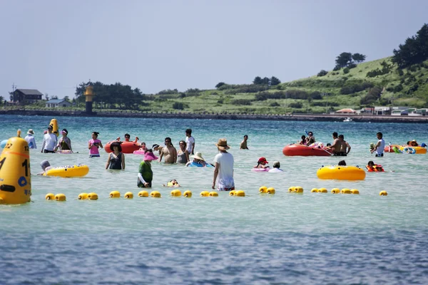 People rest and bathe at the beautiful Jeju  Island in South Korea Hyeopjae Beach — Stock Photo, Image