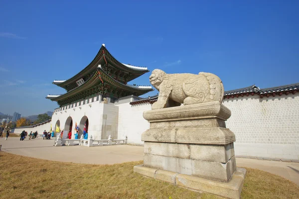 Pałac gyeongbokgung: Gwanghwamun — Zdjęcie stockowe