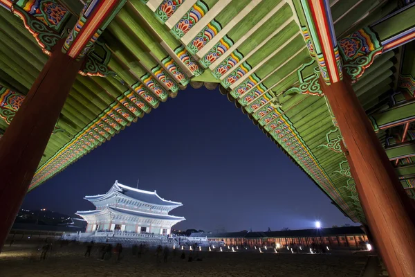 Vista noturna do Palácio Gyeongbokgung na Coreia do Sul — Fotografia de Stock