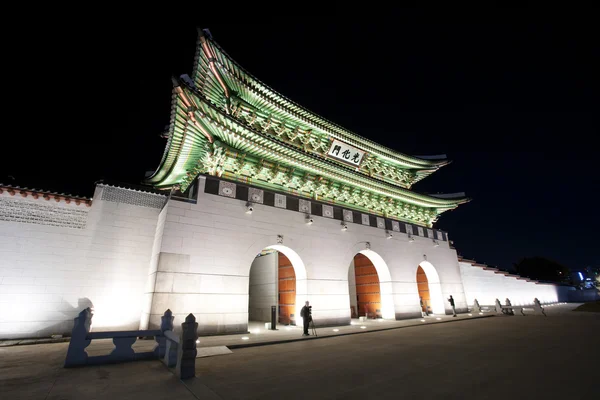 Vue de nuit du palais Gyeongbokgung en Corée du Sud — Photo